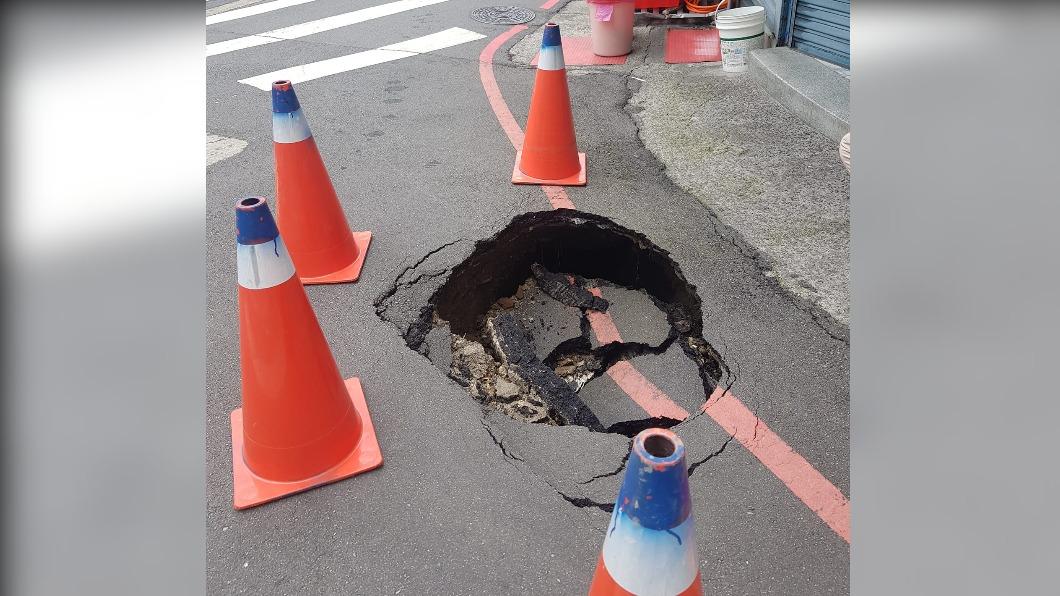 天候問題又有天坑?新北樹林柏油路「破大洞」塌陷