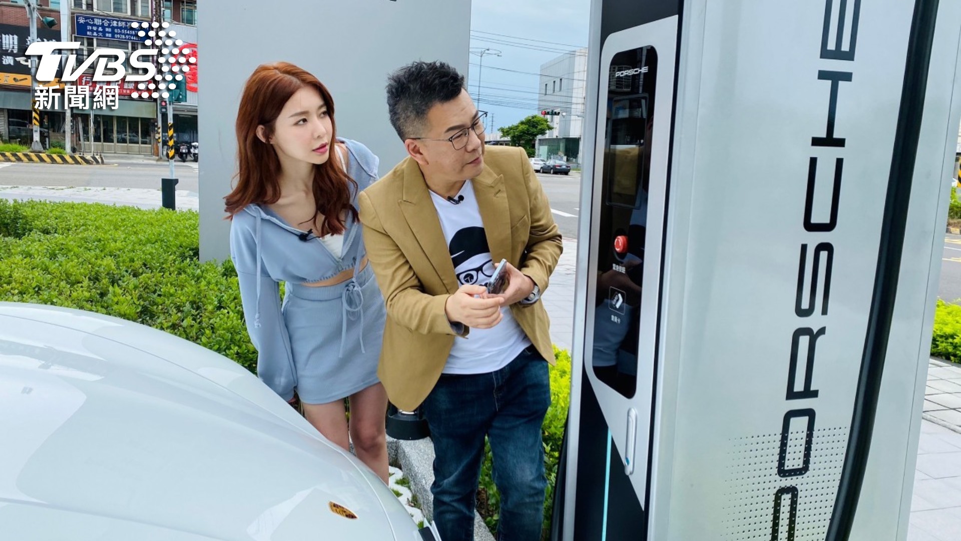 Yuri及沈玉琳開著電動跑車挑戰南下新竹及苗栗。(圖TVBS提供)