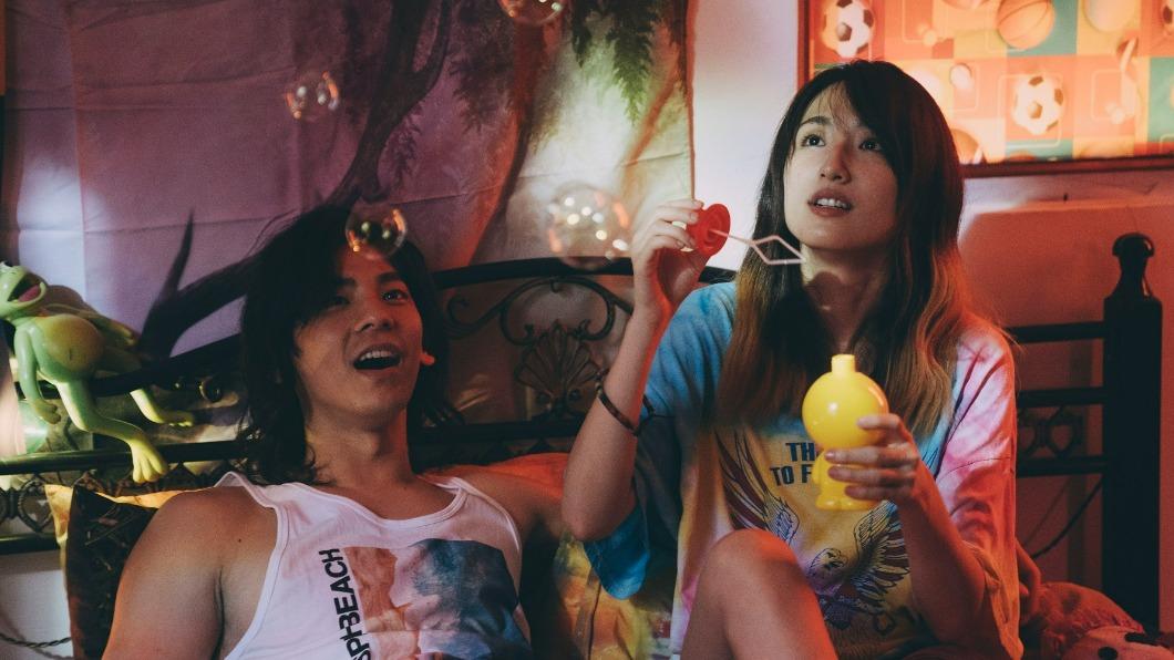 金鐘影后柯佳嬿(右)在《媽,別鬧了!》戀上林柏宏飾演的極品渣男。(圖/台北電影節提供)