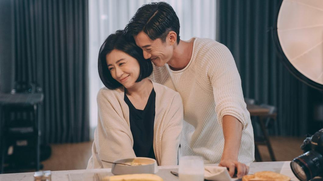 影后賈靜雯在《媽,別鬧了!》飾演年屆40仍苦等白馬王子現身的魚干女,突然遇見吳慷仁飾演的夢中情人。(圖/台北電影節提供)