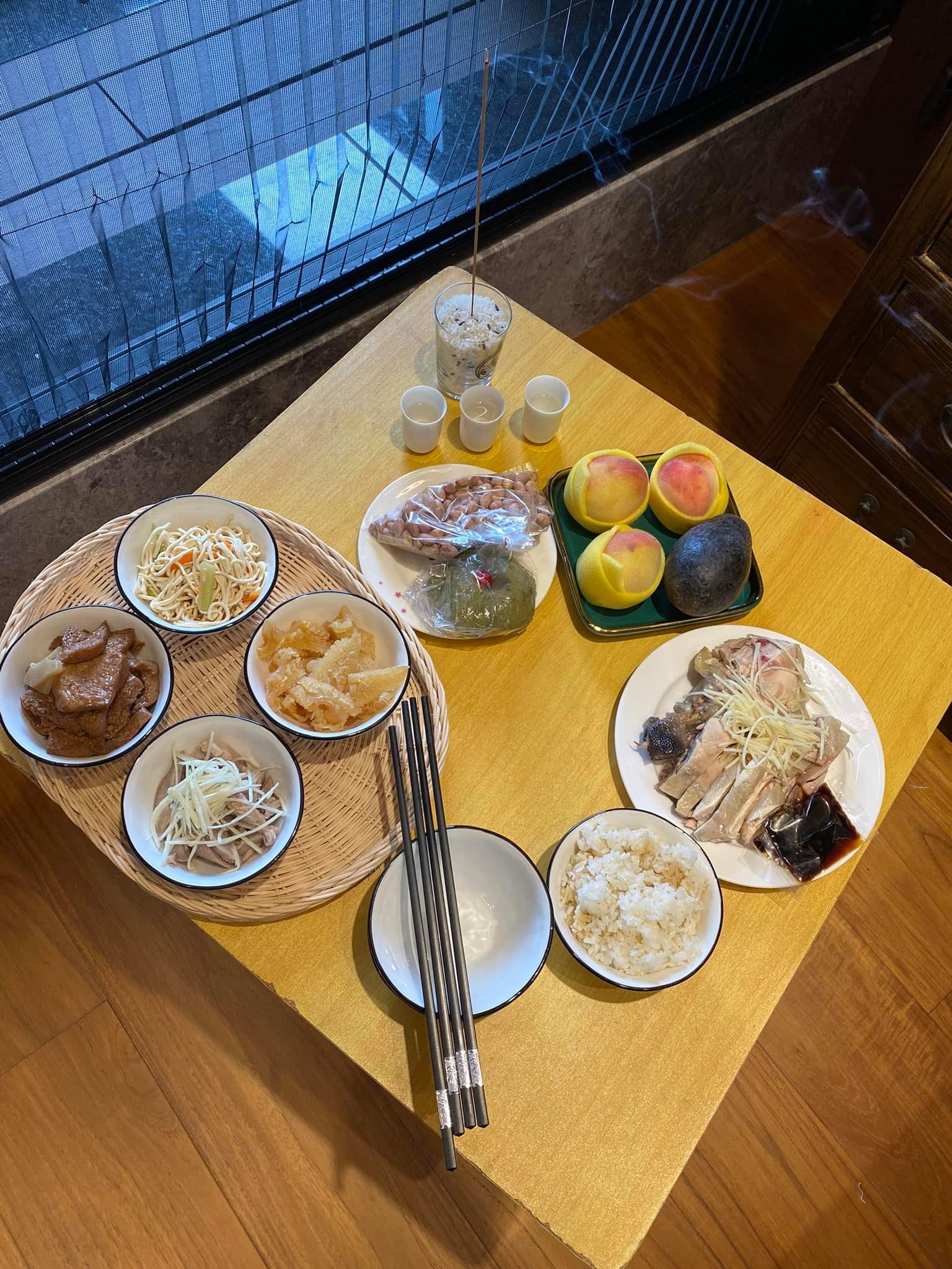 郁方用矮桌並將桌面擺斜祭祀地基主獲得讚賞。(圖/翻攝自臉書好門媳婦的秘密生活郁小方)