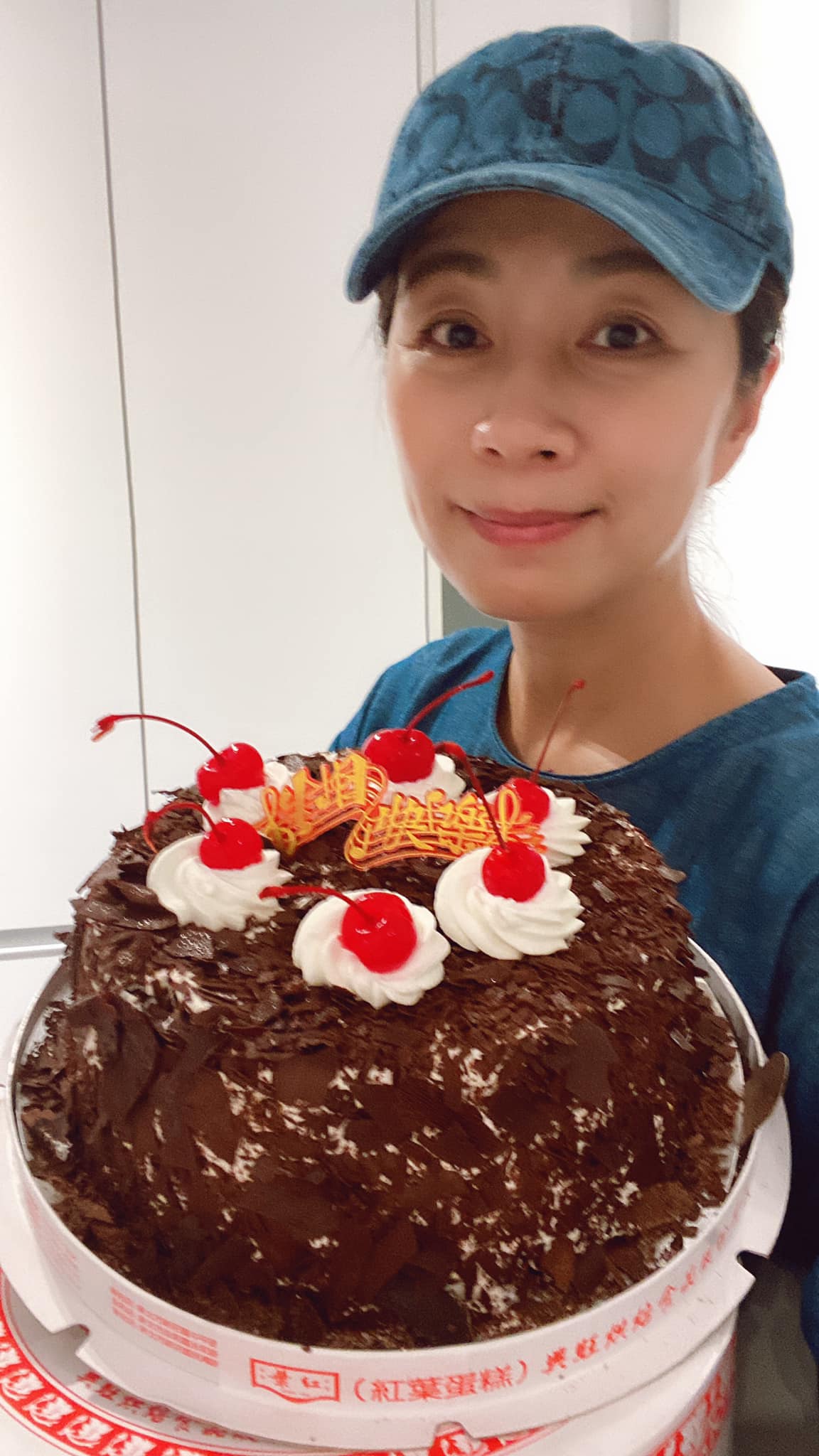 方文琳與生日蛋糕合影。(圖/翻攝自方文琳臉書)