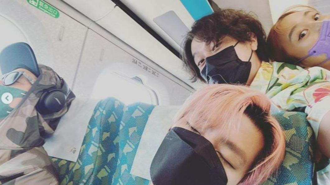 炎亞綸、姚元浩的睡相被楊銘威與鬼鬼偷拍下來。(圖/翻攝自炎亞綸IG)