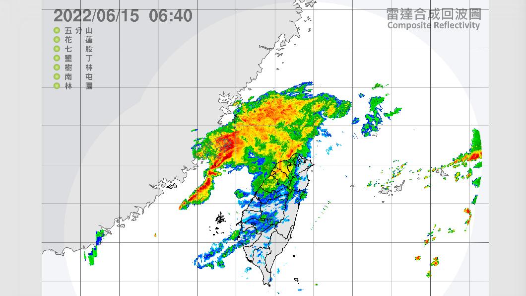 今晨雷達回波合成圖顯示,伴隨降水回波。(圖/氣象局提供)