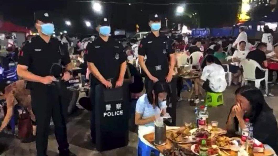 警察深夜站崗宵夜場。(圖/翻攝自微博)