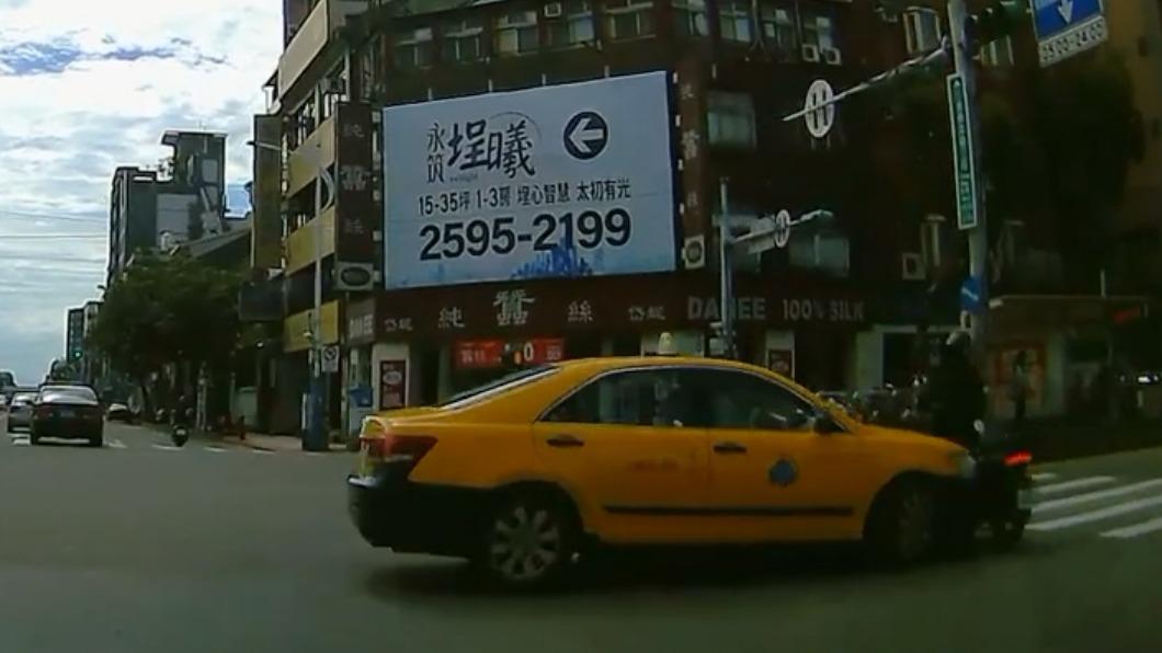 計程車左轉撞上騎士。（圖／TVBS）