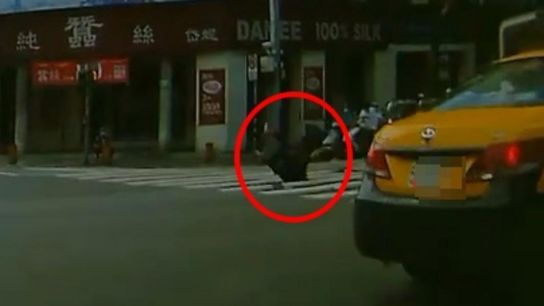 騎士整個人在馬路上翻滾。（圖／TVBS）