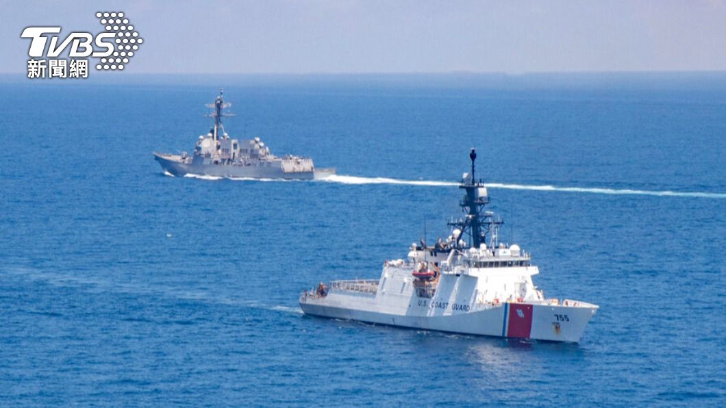 美方軍艦穿越台灣海峽。(圖/達志影像美聯社)
