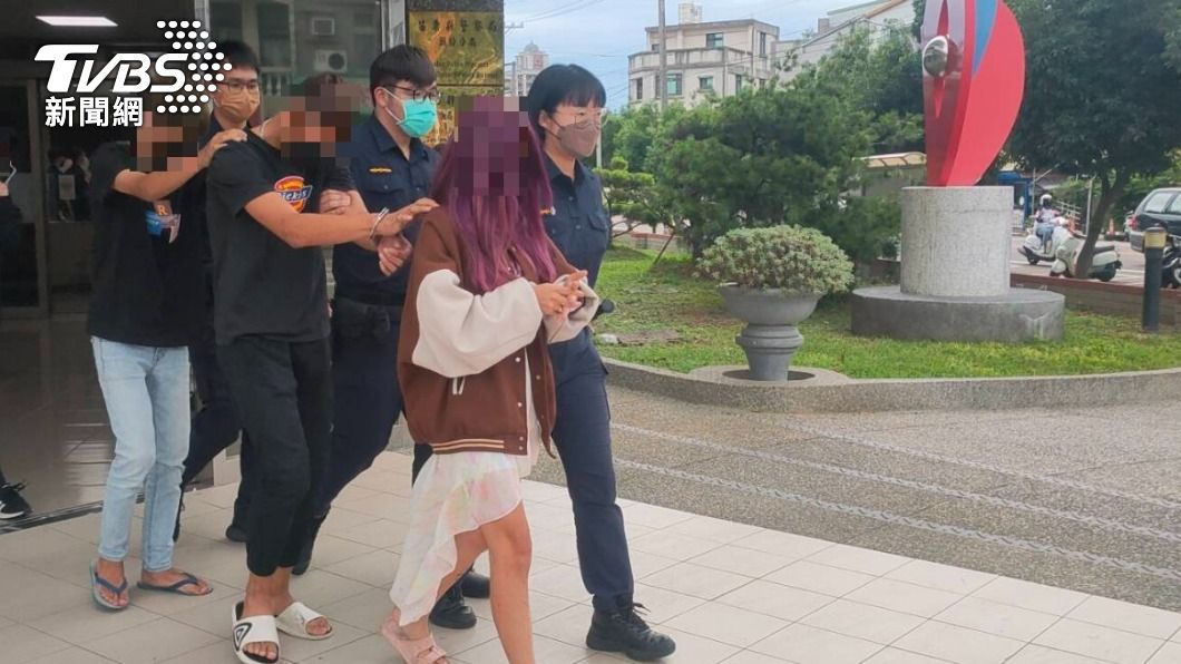 警方深夜逮補涉案的3人到案。（圖／TVBS）