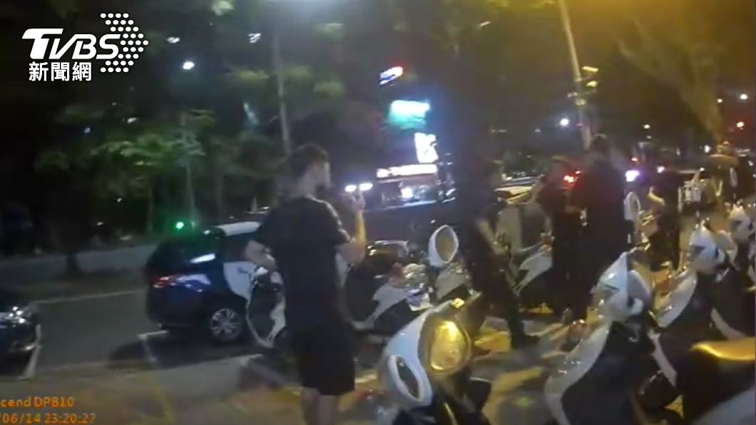 陪友人和解被擋！他警局外飆三字經　遭警棍、辣椒水伺候