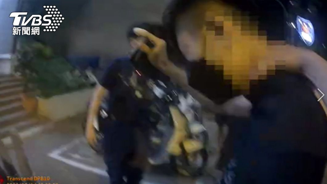 黃男被噴辣椒水帶進警局。(圖/TVBS)