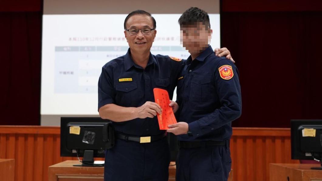 高姓員警曾獲新北市長侯友宜，以及新北市警局長黃宗仁頒獎。（圖／翻攝自新莊警好讚 臉書）