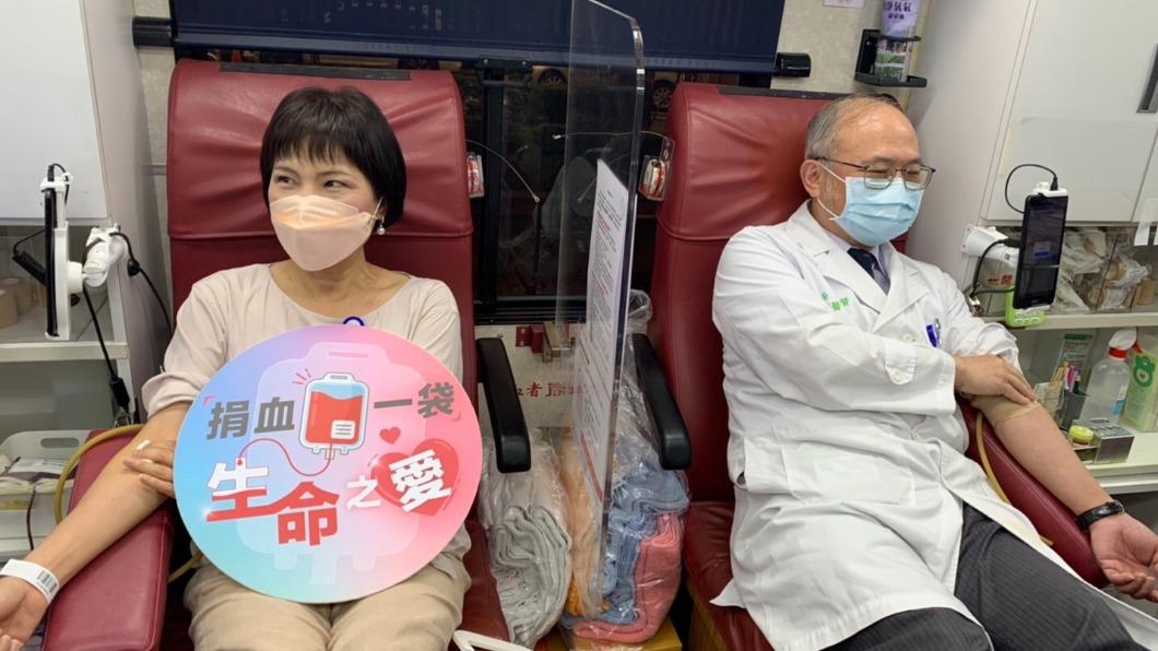 血庫剩1.5天!台大醫院長親挽袖捐血 曝「比缺水缺電嚴重」