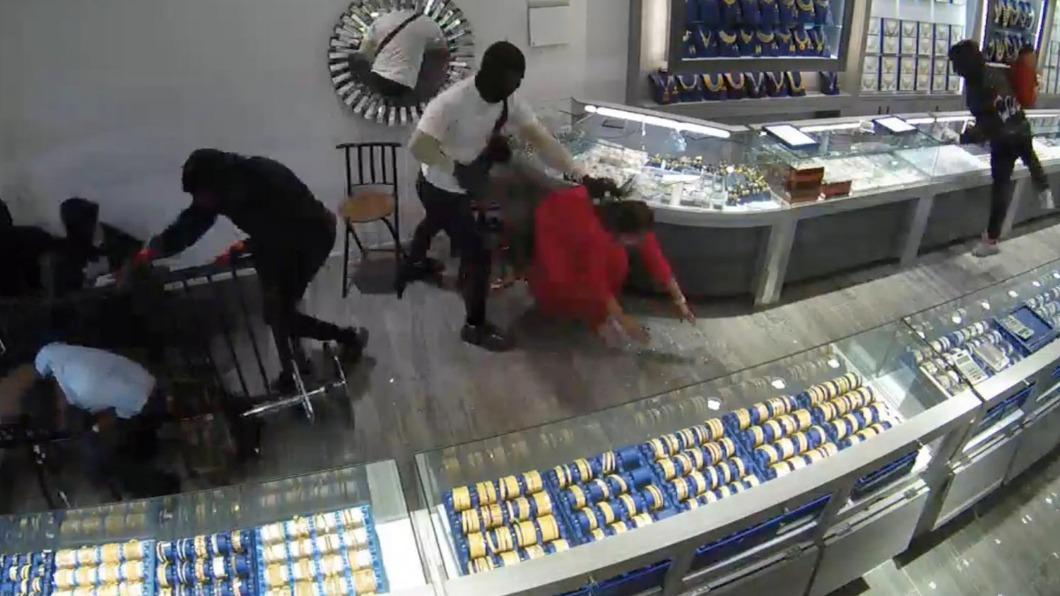 誇張劫案!美珠寶店遭黑衣人砸爛 不到1分鐘被搶3千萬