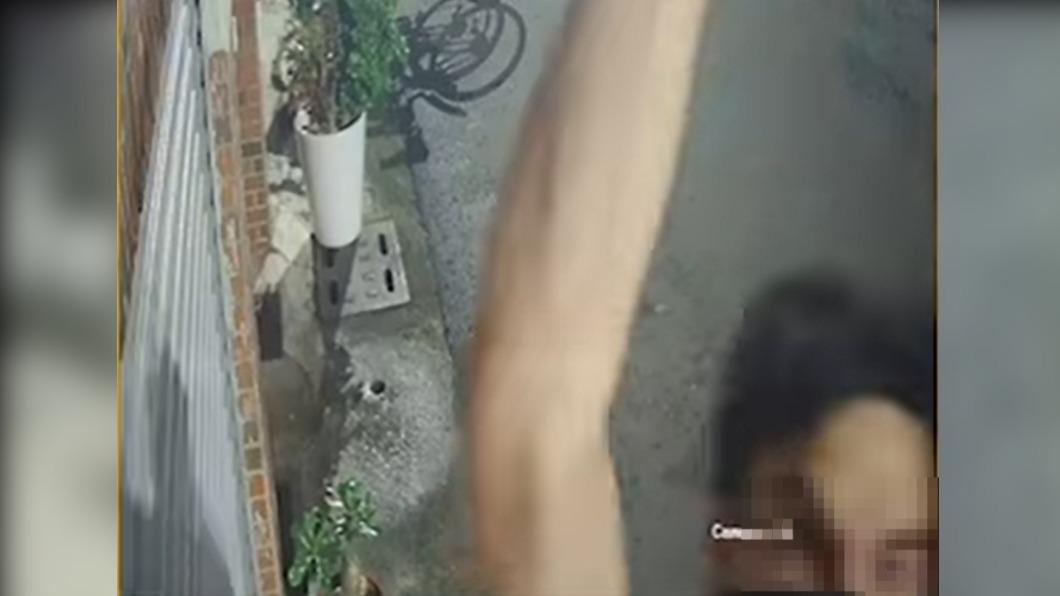 張男跳起來敲監視器。(圖/翻攝自我是楠梓人)