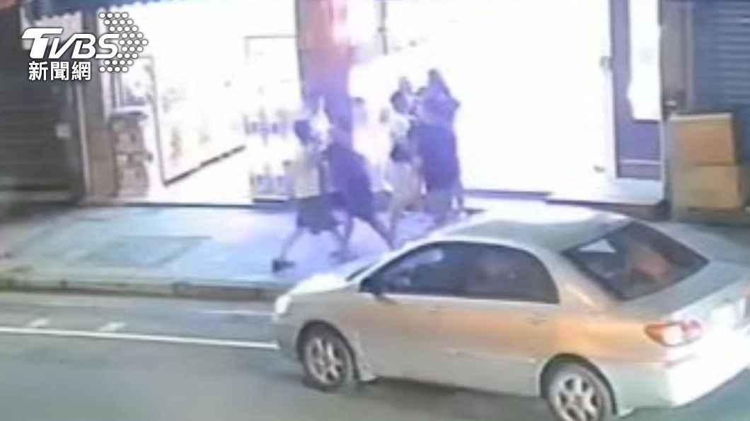 火氣很大!KTV擦肩而過撞到 男拍車窗咆哮還揮拳