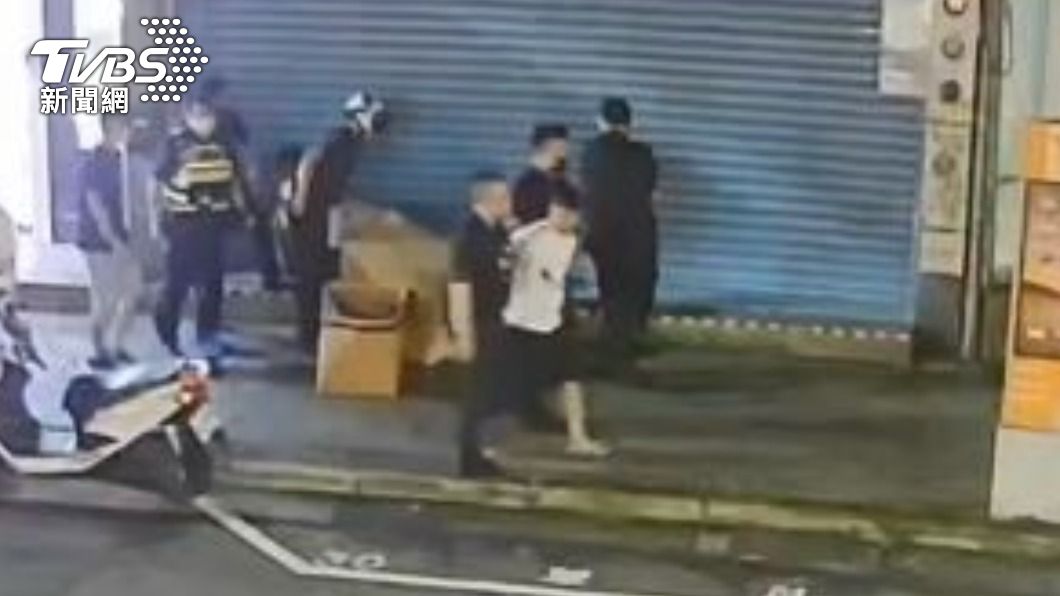 警方將人帶回派出所。(圖/TVBS)