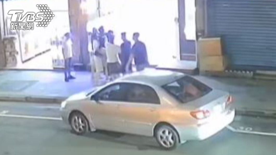 其中一方不斷拍打車窗咆哮,引來另一方不滿。(圖/TVBS)