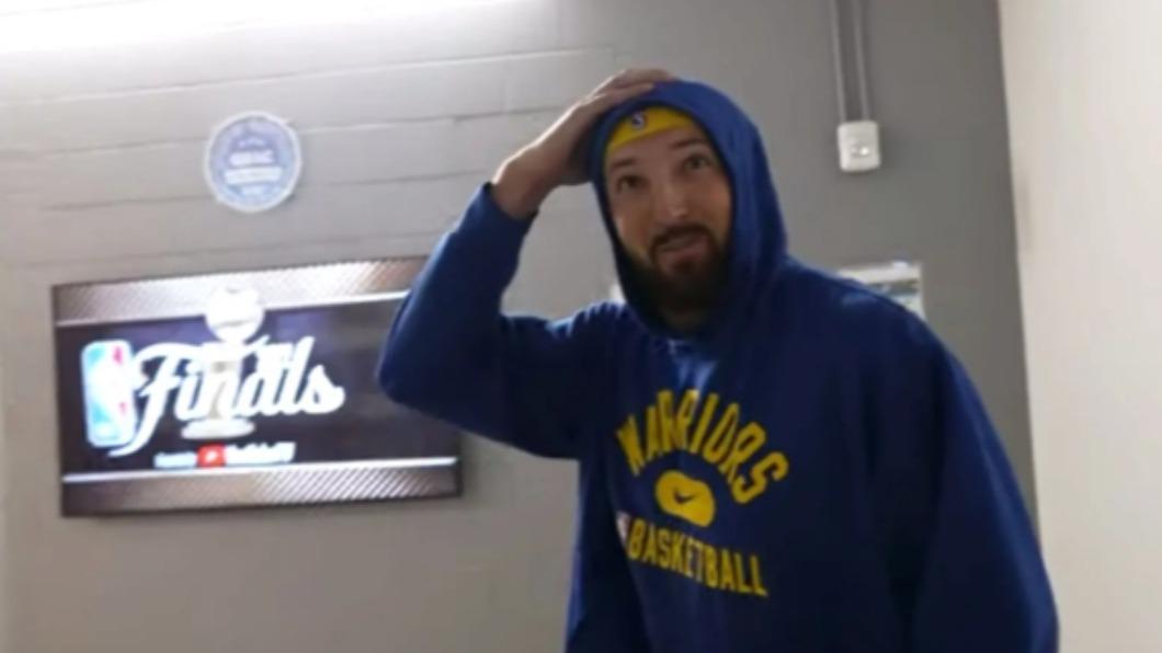 「胖Klay」的葛利（Dawson Gurley）模仿成湯普森 （Klay Thompson）混入勇士主場。（圖／翻攝自 BigDawsTv 推特）