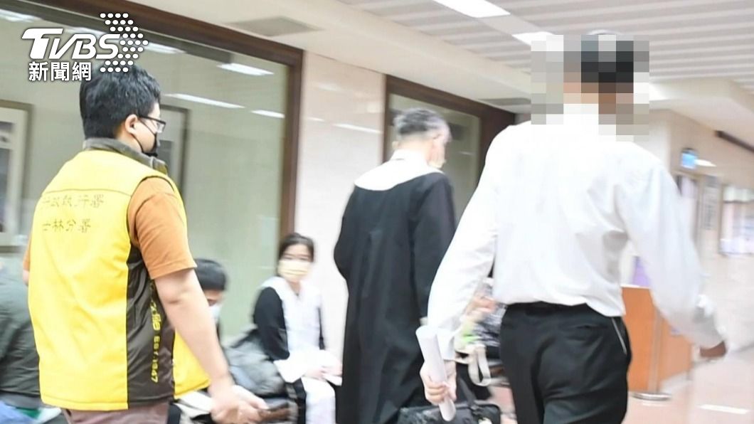 李男被查出欠稅6欠萬,卻花3千萬繳卡費幫女兒買房。(圖/TVBS)