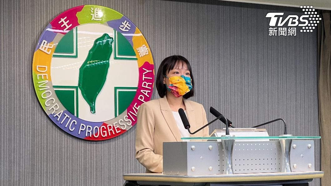 民進黨發言人謝佩芬進行會後轉述。（圖／TVBS）