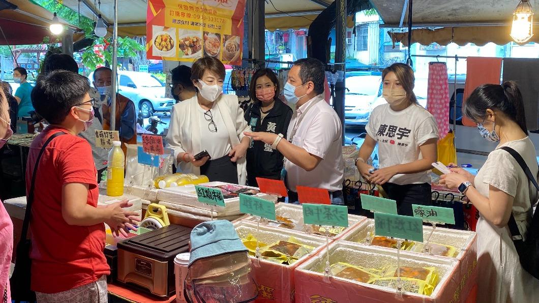 寄生市府?帶公務員陪民眾黨小雞視察市場 黃珊珊挨批