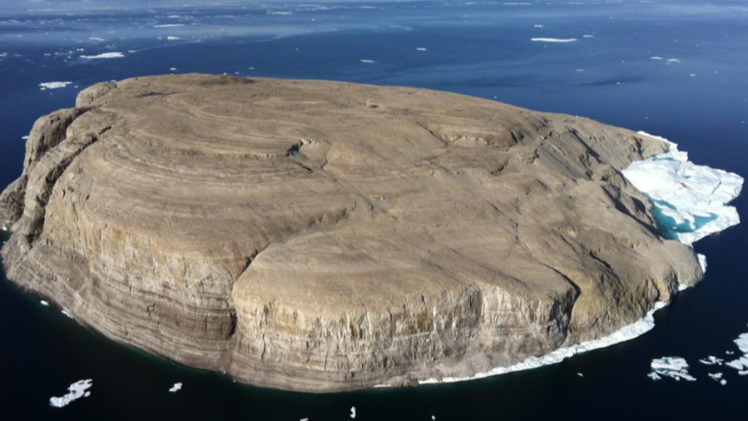 無人岩石小島「漢斯島」↓位於加拿大努納武特（Nunavut）與丹麥格陵蘭島（Greenland）之間。（圖／翻攝自維基百科）