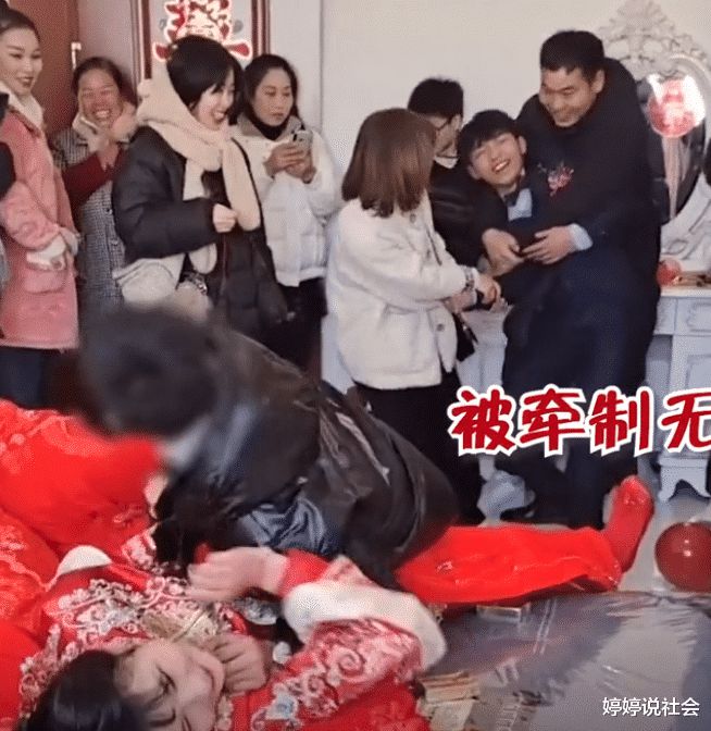 新郎在後方被眾親友給架住。(圖/翻攝自微博)