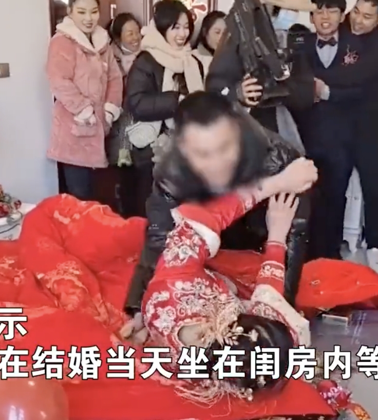 新娘欲抵抗卻逃不出男子的魔爪。(圖/翻攝自微博)