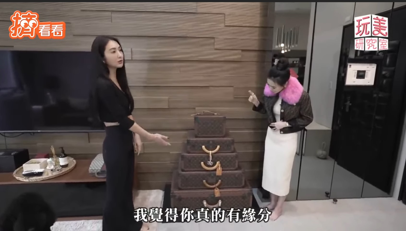 吳速玲豪宅玄關有精品手提箱金字塔。（圖／翻攝自《玩美研究室》節目片段）