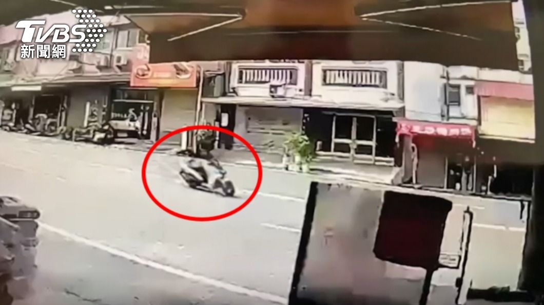 2車對撞後,沈男機車繼續暴衝。(圖/TVBS)