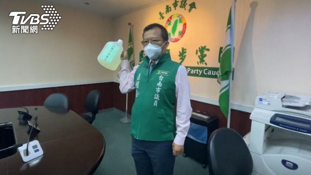 綠議員送黃偉哲「抗龍介水」 謝反譏:骯髒小內閣先擦乾淨