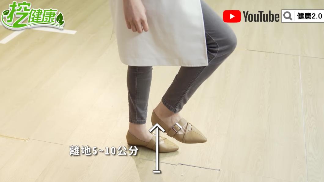 「單腳站立」練習平衡感。(圖/翻攝自健康2.0YouTube)