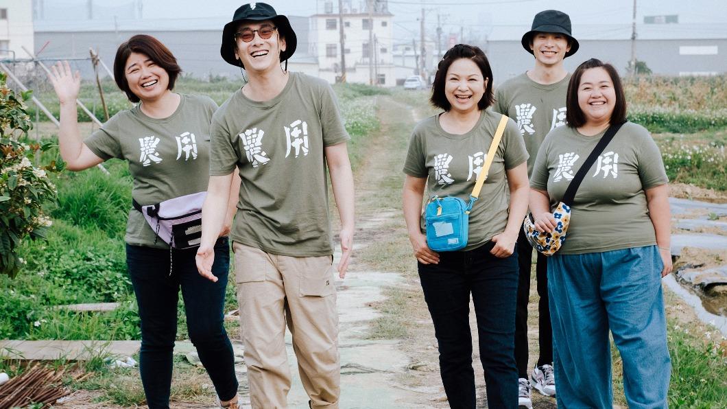 嚴藝文(左起)、施名帥、楊貴媚、姚淳耀、鍾欣凌出外景。(圖/桂田文化藝術基金會提供)