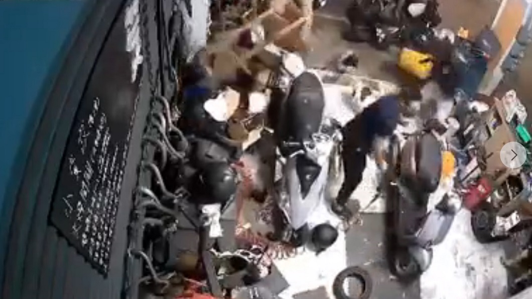 棒球隊再現！車禍互嗆超不爽　鳳山男率10多人狂砸車行