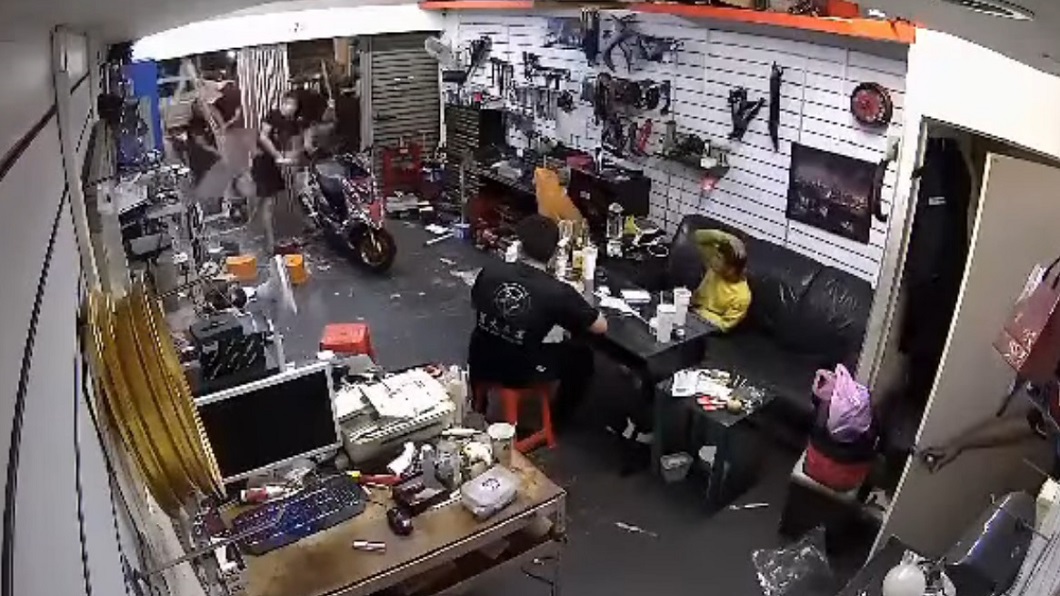 店內監視器拍下一行人施暴過程。（圖／翻攝自記者爆料網）