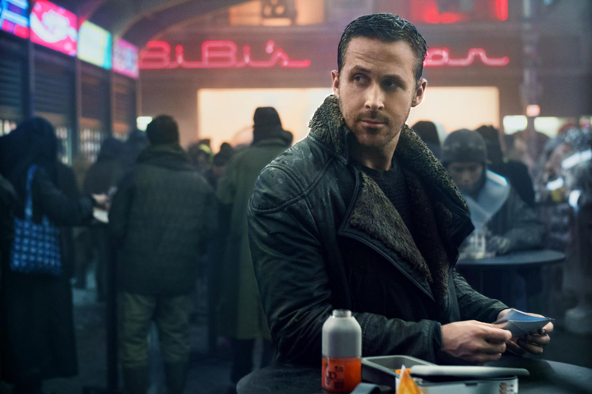 雷恩葛斯林擺脫《銀翼殺手2049》裡的酷帥形象。(圖/翻攝自Blade Runner 2049臉書)