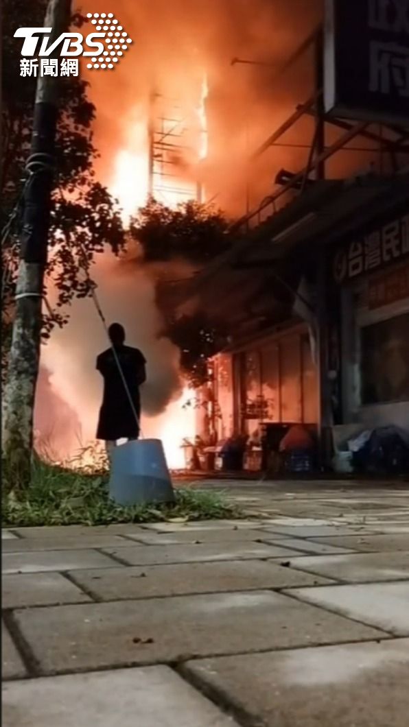 楊姓鄰居試圖滅火。（圖／楊清華提供）