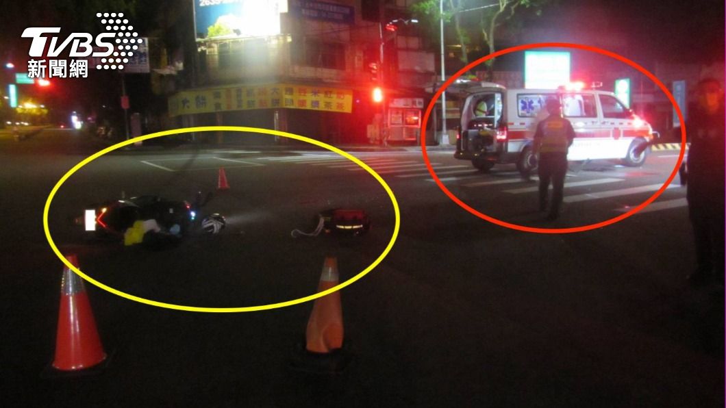 機車疑未禮讓!路口攔腰撞上執勤救護車 騎士疼痛倒地送醫