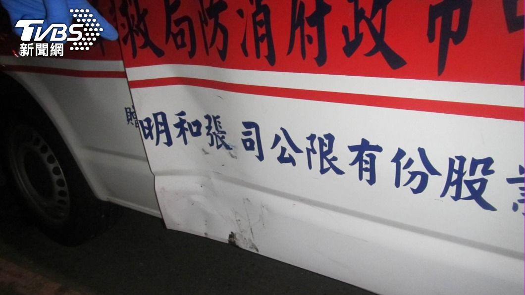 救護車板金凹陷。(圖/TVBS)