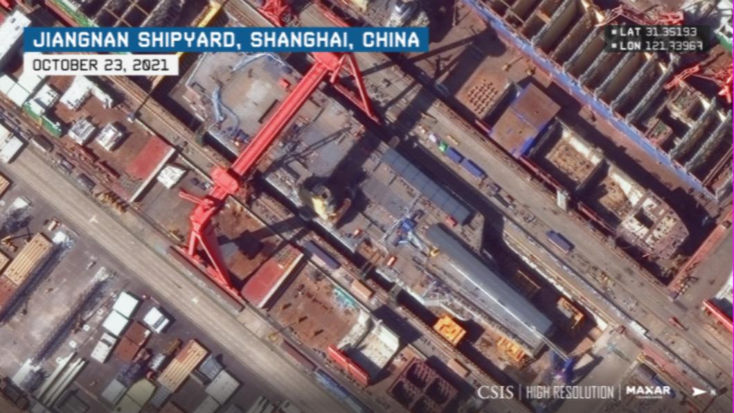 衛星影像2021年10月23日拍到中國003型航母在上海江南造船廠建造中。(圖/翻攝CSIS.org)