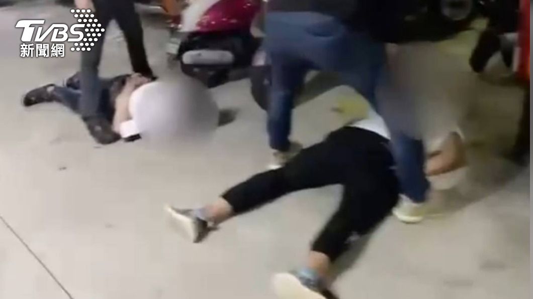 警方壓制涉嫌人。(圖/TVBS)