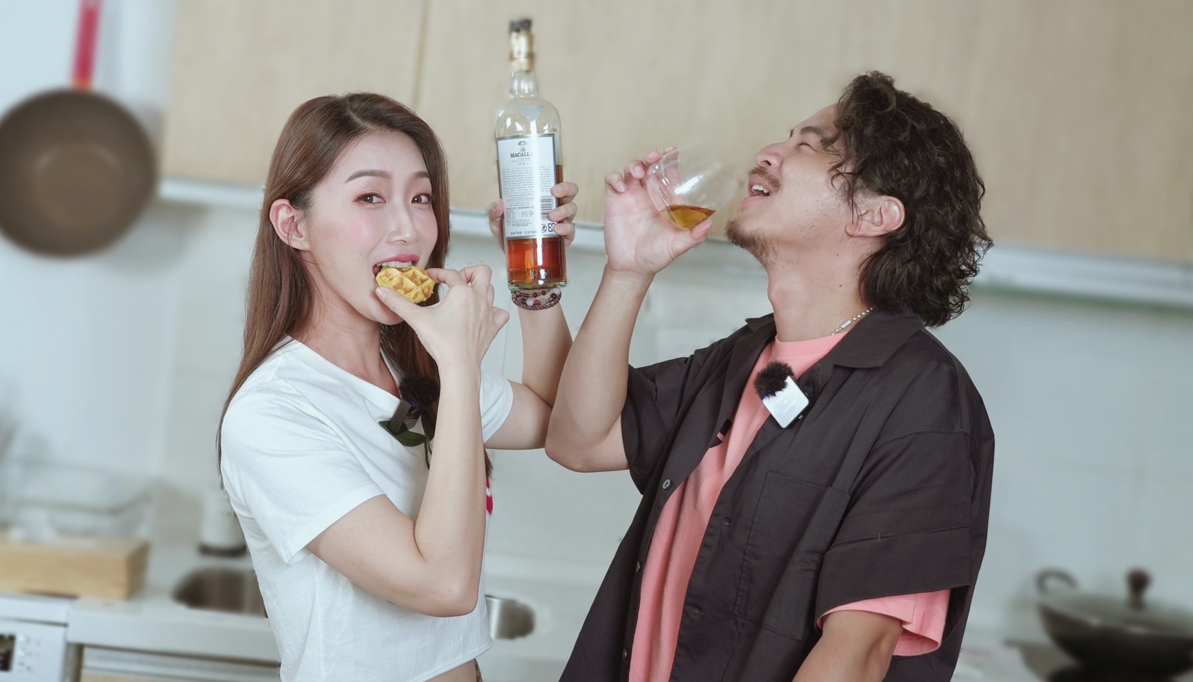 小玉兒與楊銘威做菜前先開喝慶祝。（圖／齊映國際提供）