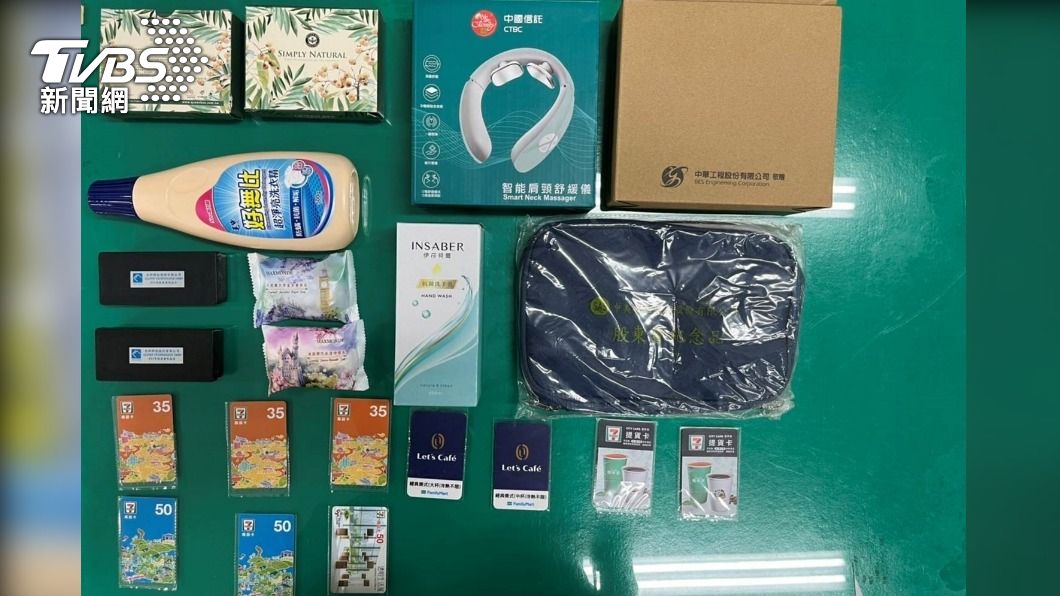 警方查扣陳婦兌換的紀念品。(圖/TVBS)