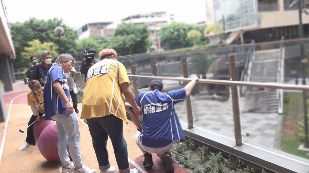 許孟哲(右1)痛到站不起來。(圖/中視提供)