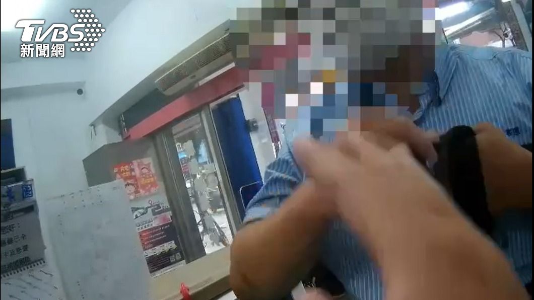 警員到場後安撫站務員。(圖/TVBS)