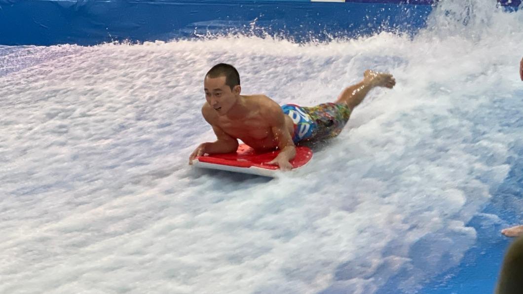 浩子體驗衝浪。（圖／民視提供）