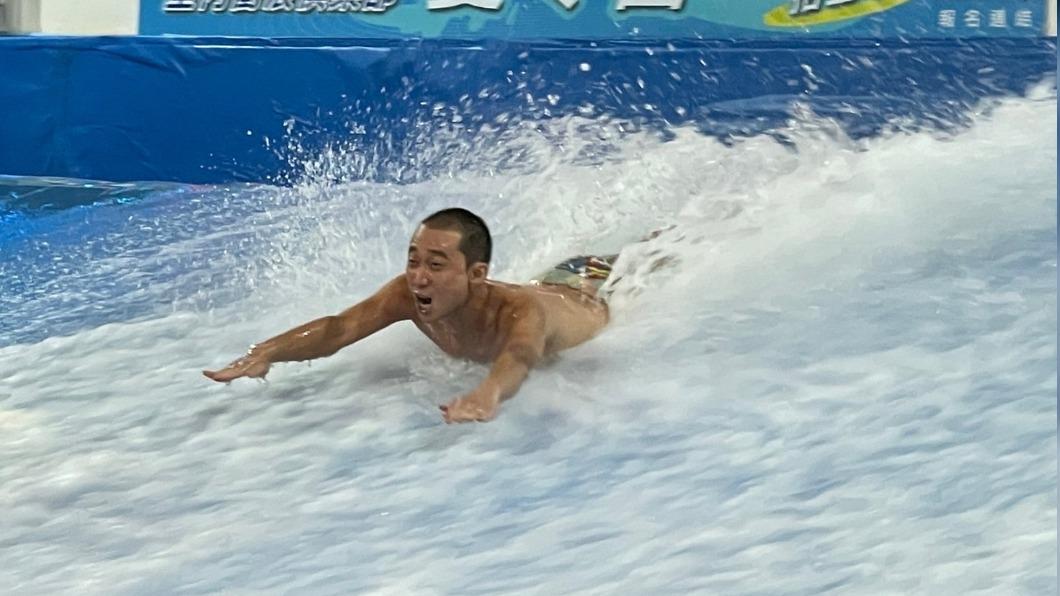 浩子被浪沖走。（圖／民視提供）