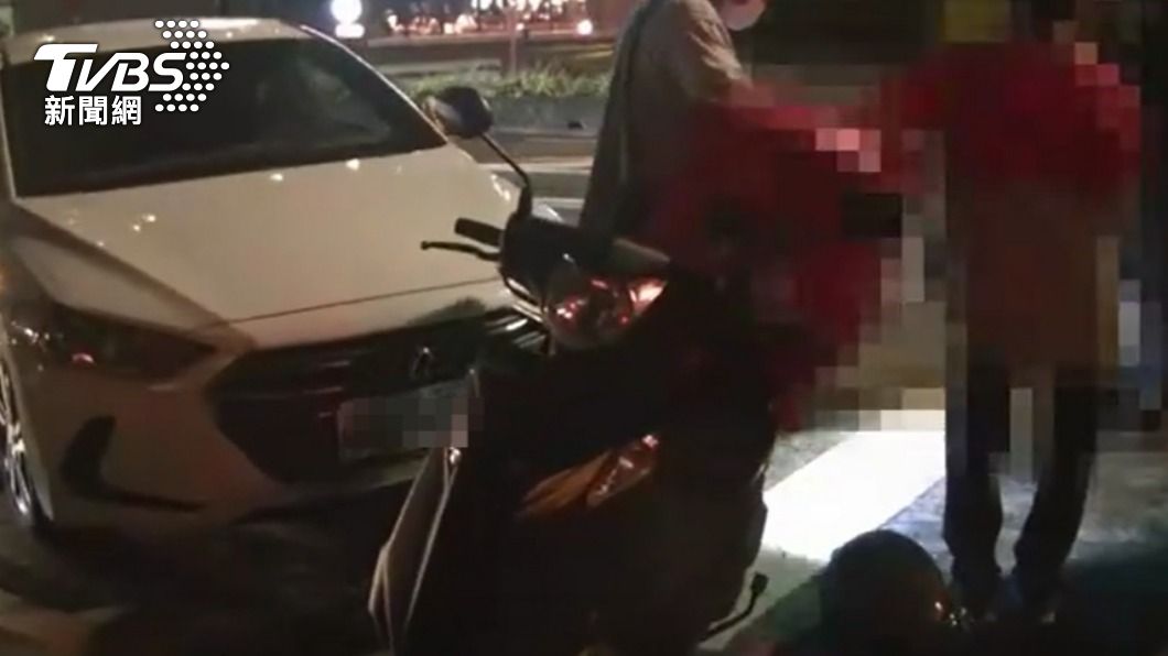 轎車和外送員發生行車糾紛。(圖/TVBS)