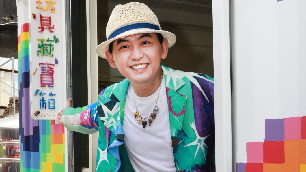 黃子佼剉咧等！　跪地趕工「膝蓋黑掉」妻女月中返家倒數